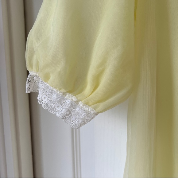 Vintage 1950’s Pale Yellow Robe with Embroidered Design & Lace Trim - Picture 8 of 11